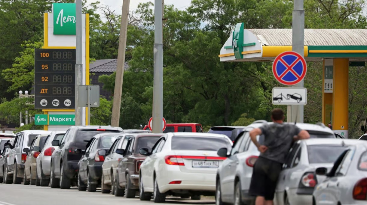 У Росії зафільмували кілометрову чергу за бензином опівночі: пального на всіх не вистачило У Росії зафільмували кілометрову чергу за бензином опівночі: пального на всіх не вистачило